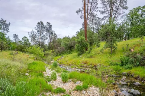 Exterior - 15837 Nauvoo Trl, Redding, CA 96001 photo 4 of 36