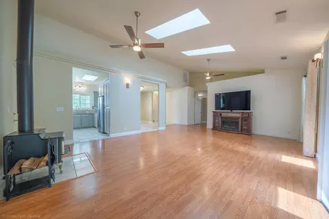 Living - 21192 El Toro Ln, Redding, CA 96003 photo 2 of 6