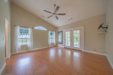 Living - 21192 El Toro Ln, Redding, CA 96003 photo 4 of 6