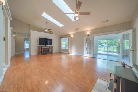 Living - 21192 El Toro Ln, Redding, CA 96003 photo 1 of 6