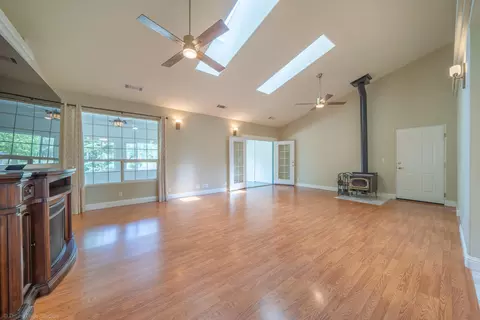 Living - 21192 El Toro Ln, Redding, CA 96003 photo 3 of 6