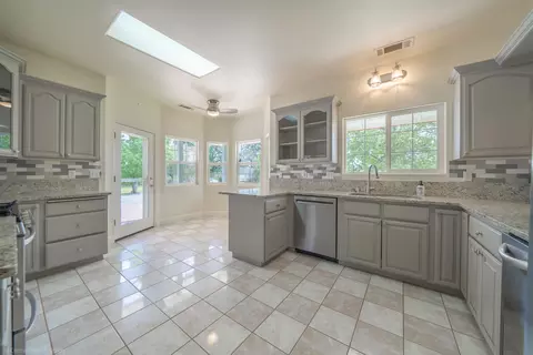 Kitchen - 21192 El Toro Ln, Redding, CA 96003 photo 1 of 5