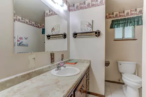 Bath - 10490 Hobbie Acres Dr, Redding, CA 96003 photo 3 of 3