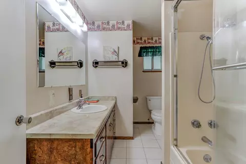 Bath - 10490 Hobbie Acres Dr, Redding, CA 96003 photo 2 of 3