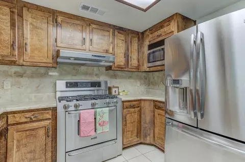 Kitchen - 10490 Hobbie Acres Dr, Redding, CA 96003 photo 2 of 2