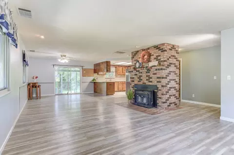 Living - 10490 Hobbie Acres Dr, Redding, CA 96003 photo 2 of 3