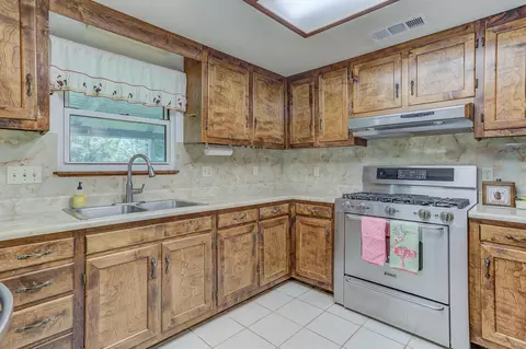 Kitchen - 10490 Hobbie Acres Dr, Redding, CA 96003 photo 1 of 2