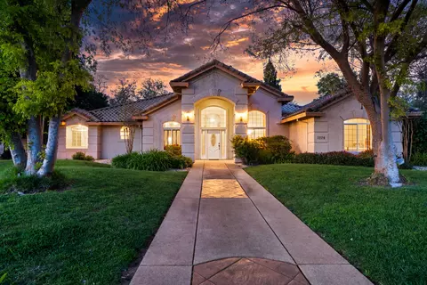 3220 Woodbury Dr, Redding, CA 96002