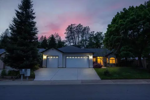 Exterior - 1070 Montclair Dr, Redding, CA 96003 photo 3 of 16