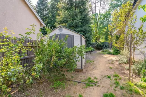 Exterior - 1070 Montclair Dr, Redding, CA 96003 photo 14 of 16