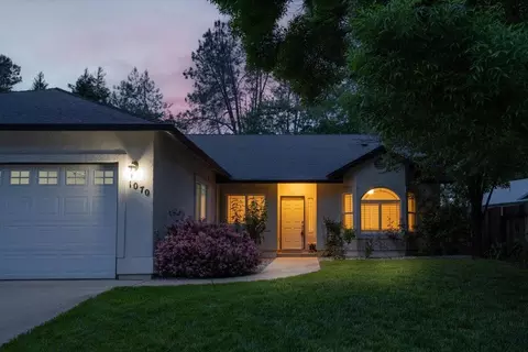 Exterior - 1070 Montclair Dr, Redding, CA 96003 photo 2 of 16