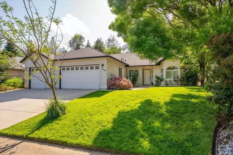 1070 Montclair Dr, Redding, CA 96003