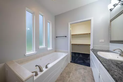 Bath - 11506 Ridgewood Rd, Redding, CA 96003 photo 1 of 5