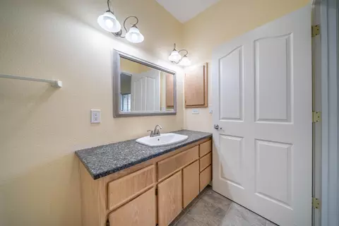 Bath - 11506 Ridgewood Rd, Redding, CA 96003 photo 4 of 5