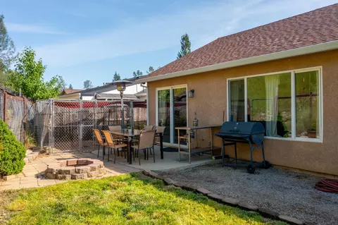 Exterior - 624 Valleybrook Dr, Redding, CA 96003 photo 4 of 7