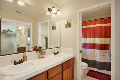 Bath - 624 Valleybrook Dr, Redding, CA 96003 photo 2 of 2