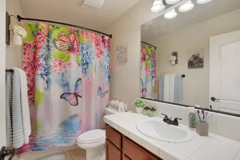 Bath - 624 Valleybrook Dr, Redding, CA 96003 photo 1 of 2