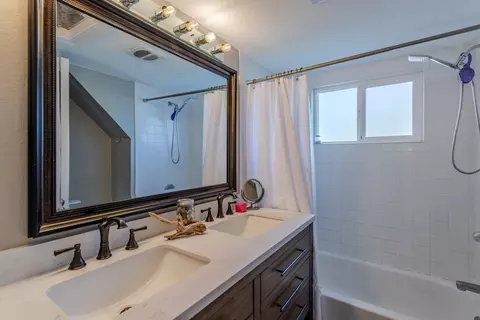 Bath - 7030 Riata Dr, Redding, CA 96002 photo 3 of 4