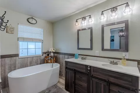 Bath - 7030 Riata Dr, Redding, CA 96002 photo 1 of 4