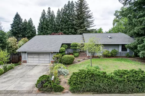 527 River Oaks Dr, Redding, CA 96001