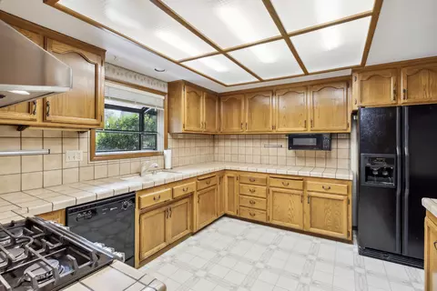 Kitchen - 527 River Oaks Dr, Redding, CA 96001 photo 2 of 3