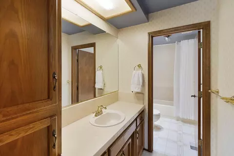 Bath - 527 River Oaks Dr, Redding, CA 96001 photo 1 of 5