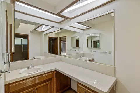 Bath - 527 River Oaks Dr, Redding, CA 96001 photo 3 of 5