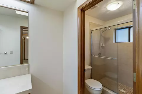 Bath - 527 River Oaks Dr, Redding, CA 96001 photo 4 of 5