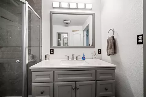 Bath - 4664 Cedars Rd, Redding, CA 96001 photo 3 of 3