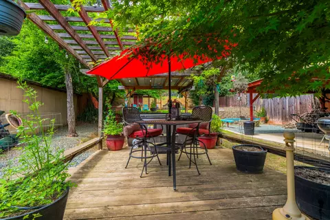 Exterior - 4664 Cedars Rd, Redding, CA 96001 photo 6 of 10