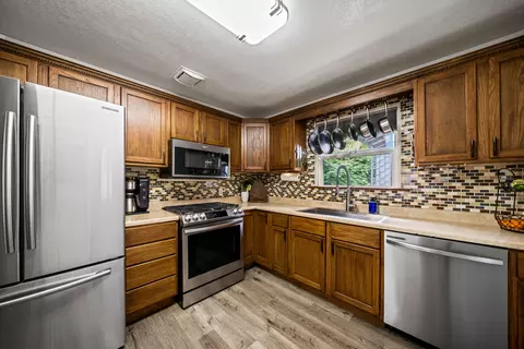 Kitchen - 4664 Cedars Rd, Redding, CA 96001 photo 3 of 3