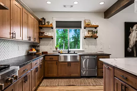 Kitchen - 21255 Via Serena Dr, Redding, CA 96003 photo 3 of 3