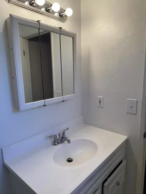 Bath - 6683 Creekside St, Redding, CA 96001 photo 3 of 5