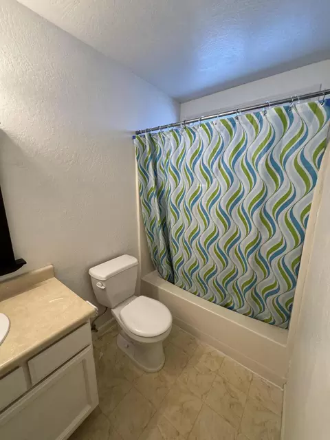 Bath - 6683 Creekside St, Redding, CA 96001 photo 4 of 5