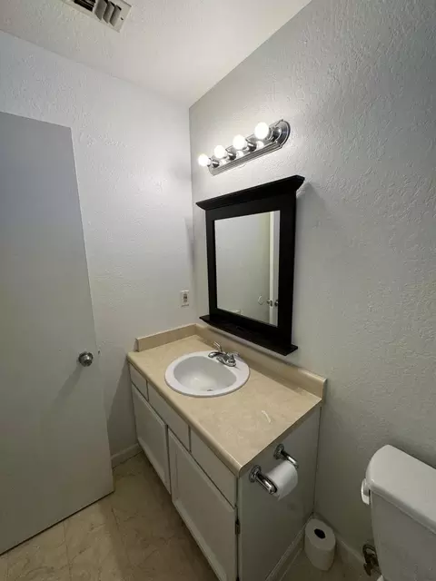 Bath - 6683 Creekside St, Redding, CA 96001 photo 5 of 5