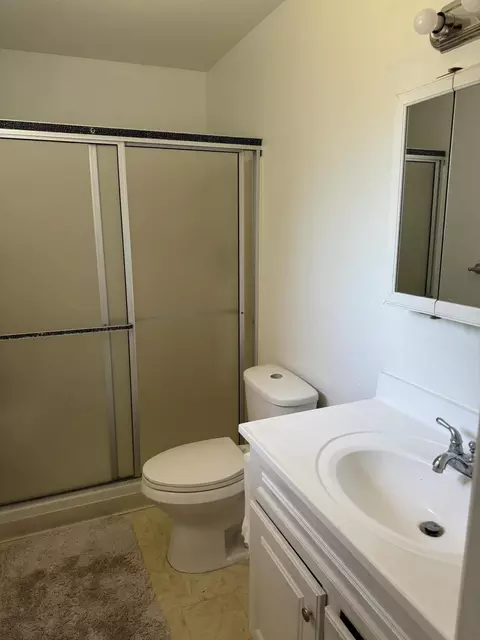 Bath - 6683 Creekside St, Redding, CA 96001 photo 2 of 5