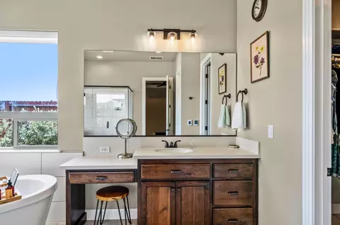 Bath - 4121 Acadia Pl, Redding, CA 96001 photo 3 of 7