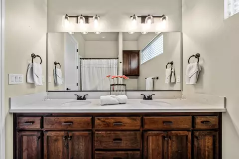 Bath - 4121 Acadia Pl, Redding, CA 96001 photo 6 of 7
