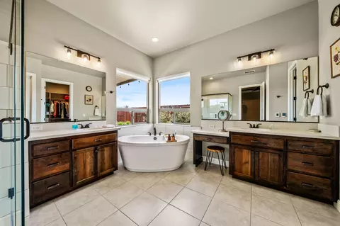Bath - 4121 Acadia Pl, Redding, CA 96001 photo 1 of 7