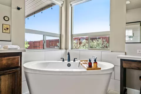 Bath - 4121 Acadia Pl, Redding, CA 96001 photo 2 of 7