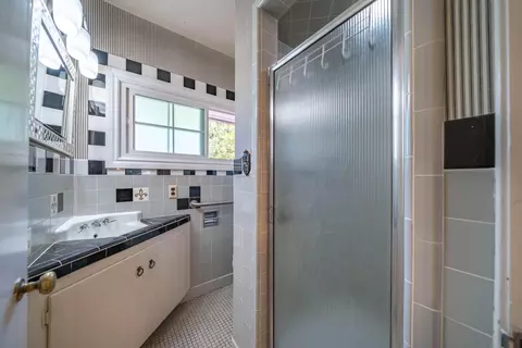 Bath - 805 Gold St, Redding, CA 96001 photo 3 of 4