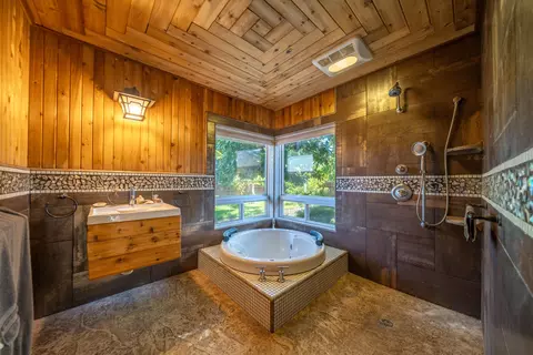 Bath - 805 Gold St, Redding, CA 96001 photo 2 of 4