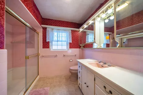 Bath - 805 Gold St, Redding, CA 96001 photo 4 of 4