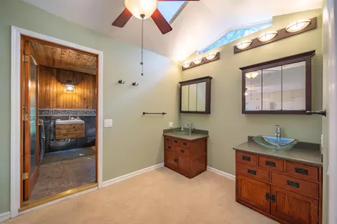 Bath - 805 Gold St, Redding, CA 96001 photo 1 of 4