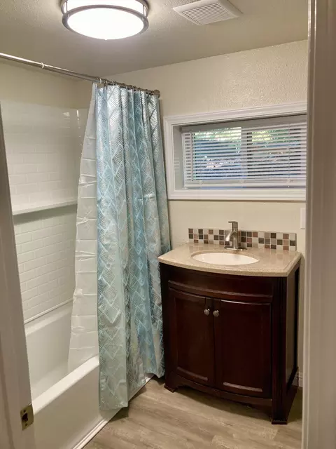 Bath - 10301032 Locust St, Redding, CA 96001 photo 1 of 2