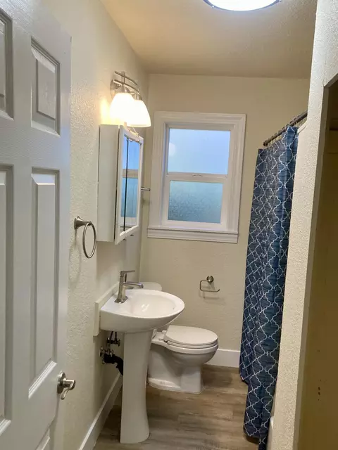 Bath - 10301032 Locust St, Redding, CA 96001 photo 2 of 2