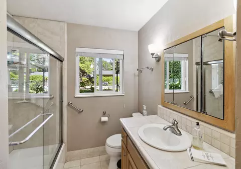 Bath - 2980 Sacramento Dr, Redding, CA 96001 photo 1 of 4