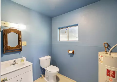 Bath - 2980 Sacramento Dr, Redding, CA 96001 photo 3 of 4