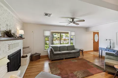 Living - 2980 Sacramento Dr, Redding, CA 96001 photo 2 of 4