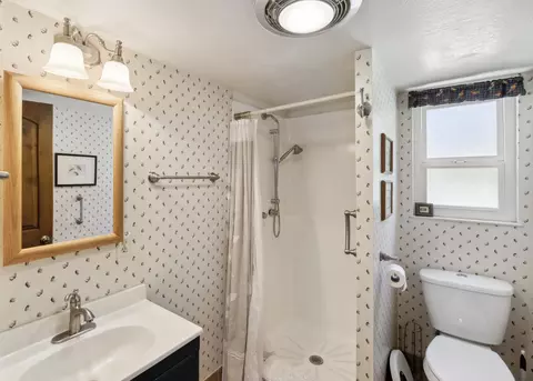 Bath - 2980 Sacramento Dr, Redding, CA 96001 photo 2 of 4